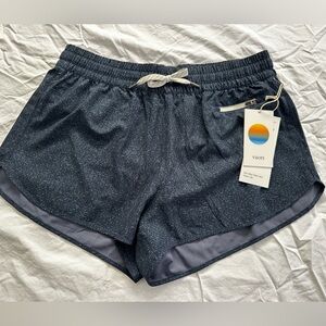 NWT Vuori Clementine 2.0 Short 2.5" Sz L Blue Azure Dashed Lines